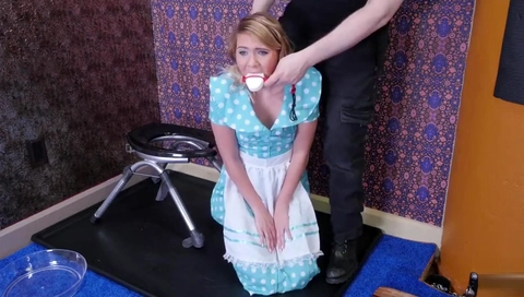 Slave puts her filthy mouth to good use